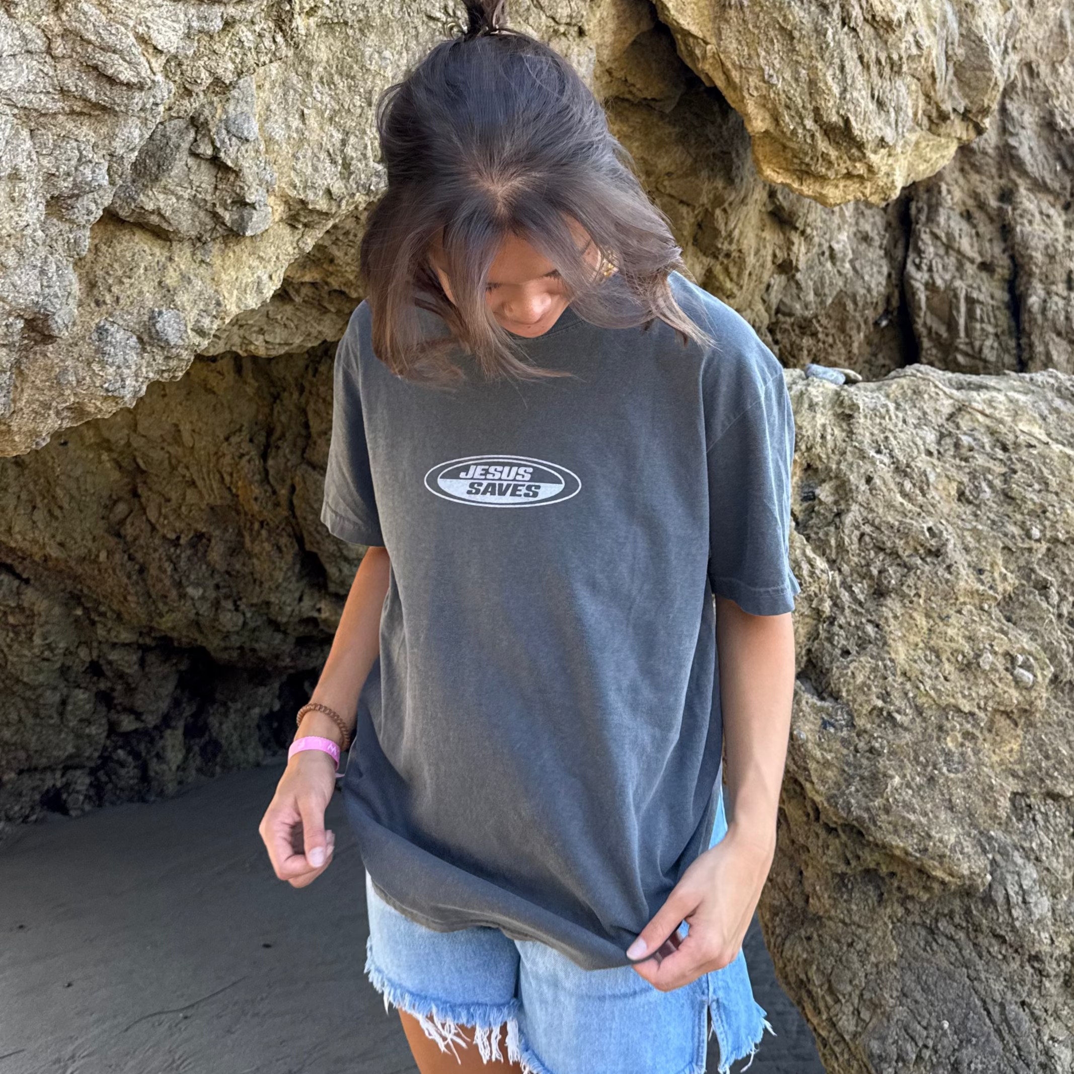 "JESUS SAVES" RETRO COMFORT COLOR TEE | PEPPER