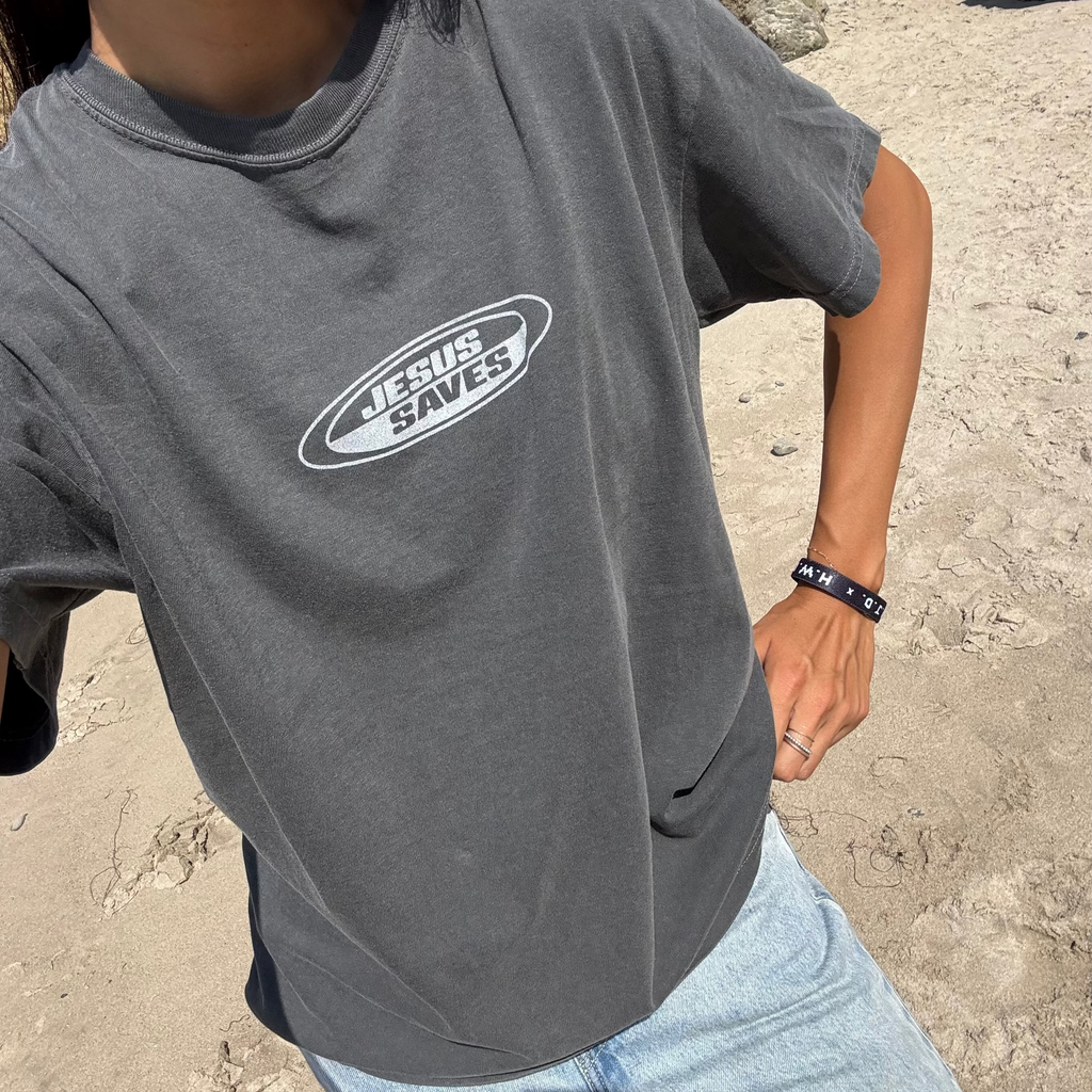 "JESUS SAVES" RETRO COMFORT COLOR TEE | PEPPER